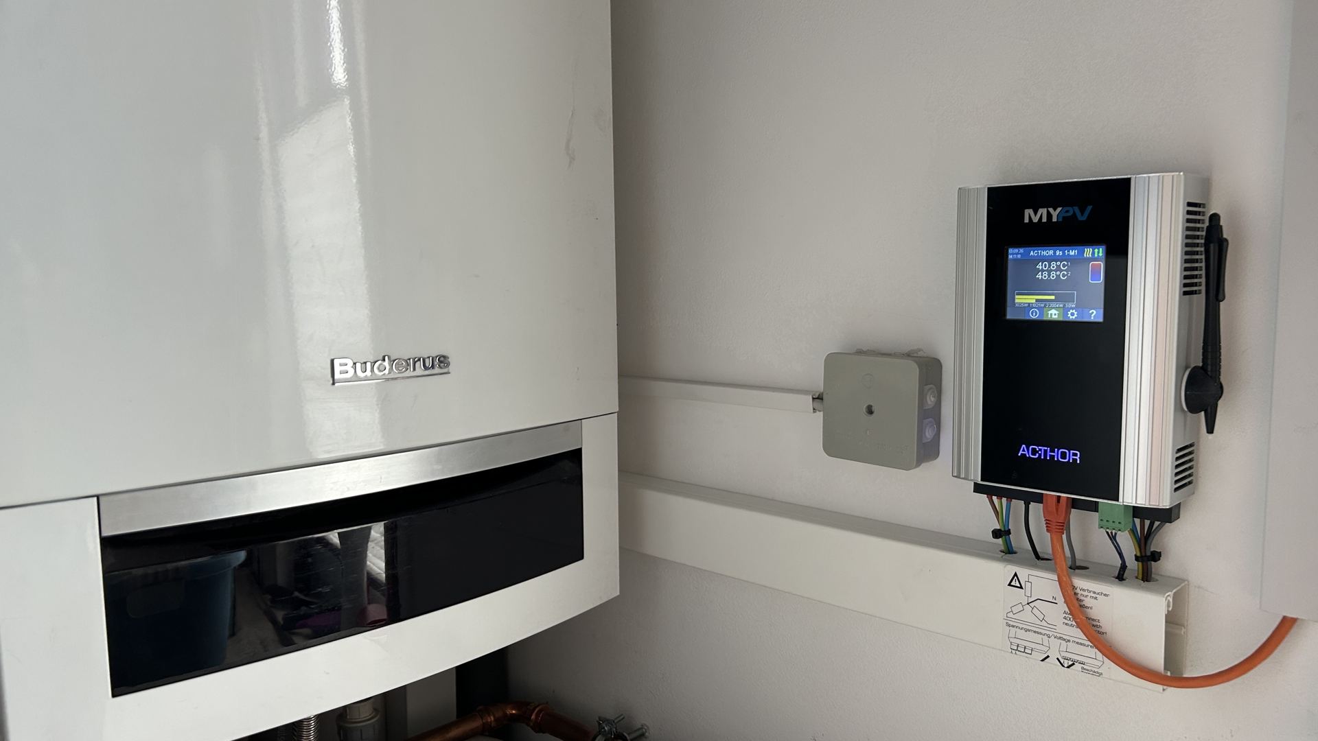 Photovoltaikanlage und Warmwasserspeicher mit Heizstab im Pilotprojekt Gau-Bischofsheim